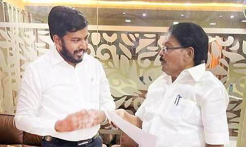 அமைச்சரிடம் ஷா நவாஸ் எம்.எல்.ஏ. கோரிக்கை மனு அளித்தார்.