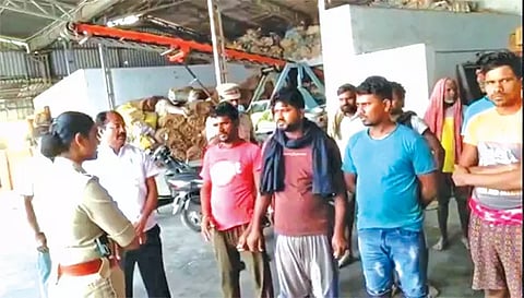 அயோத்தியாப்பட்டணத்தில் பிற மாநில தொழிலாளர்களை போலீசார் சந்தித்து பேசிய காட்சி.