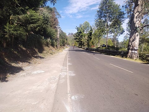 கோத்தகிரி ஒரசோலை சாலையில் வேகத்தடை- எச்சரிக்கை பலகைகள் அமைக்க வேண்டும்