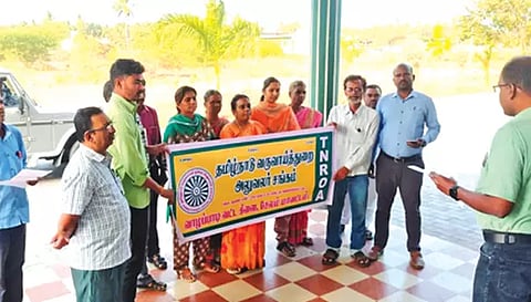 ஆர்ப்பாட்டத்தில் கலந்துகொண்டவர்களை படத்தில் காணலாம்.