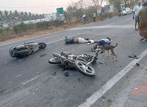 மோட்டார் சைக்கிள்கள் நேருக்கு நேர் மோதி வாலிபர் பலி
