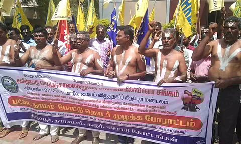 சாலைப்பணியாளர்கள் பட்டை நாமம் போட்டு ஆர்ப்பாட்டத்தில் ஈடுபட்டுள்ள காட்சி.