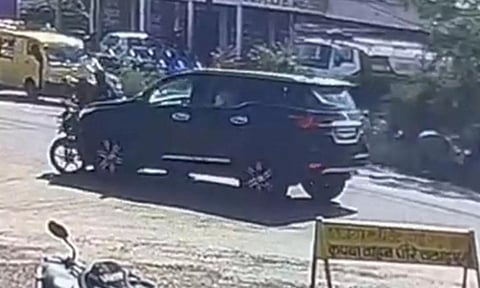 திக்விஜய் சிங் சென்ற கார் பைக் மீது மோதி விபத்து