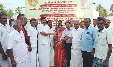 செங்கோடம்பாளையத்தில் கலைஞர் நகர்புற மேம்பாட்டுத்திட்டத்தின் கீழ் தார் சாலைகளை பலப்படுத்தும் பணியினை அமைச்சர் மு.பெ.சாமிநாதன் துவக்கி வைத்தபோது எடுத்தபடம்.