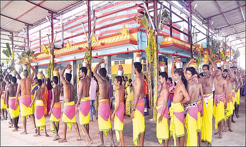 உண்ணாமலைக்கடையில் இருந்து சந்தன குடத்தை பவனியாக எடுத்து வந்தவர்களை படத்தில் காணலாம்.