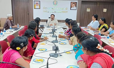 திருவள்ளூரில் குழந்தை திருமணத்தில் இருந்து மீட்கப்பட்ட 16 மாணவிகளுடன் கலெக்டர் கலந்துரையாடல்- தொடர்ந்து படிக்குமாறு அறிவுறுத்தினார்