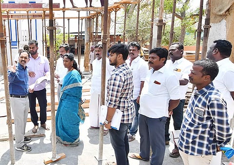 மானாமதுரை நகராட்சி புதிய அலுவலக கட்டுமான பணிகளை கலெக்டர் மதுசூதன்ரெட்டி பார்வையிட்டு ஆய்வு செய்தார். அருகில் தமிழரசி எம்.எல்.ஏ., நகரசபை தலைவர் மாரியப்பன் கென்னடி, ஆணையாளர் சக்திவேல், துணை தலைவர் பாலசுந்தரம் மற்றும் பலர் உள்ளனர்.