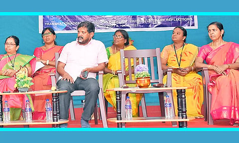 சர்வதேச மாநாட்டில் பங்கேற்றவர்களை படத்தில் காணலாம்.