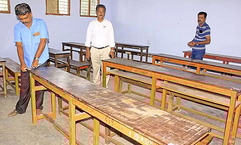 பாளை முருகன்குறிச்சியில் உள்ள தேர்வு மையத்தில் மேஜையின் மீது மாணவர்களின் ஹால் டிக்கெட் எண்கள் ஒட்டும் பணி நடைபெற்று வருவதை படத்தில் காணலாம்.