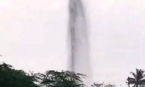 தண்ணீர் கலந்த கச்சா எண்ணை பீய்ச்சி அடித்த காட்சி.