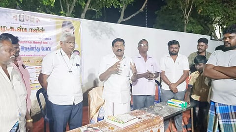 பொ.மல்லாபுரம் பேரூராட்சியில் கிறிஸ்தவர்கள் சார்பில், நடைபெற்ற இறகு பந்து போட்டியை பாப்பிரெட்டிப்பட்டி மேற்கு ஒன்றிய தி.மு.க செயலாளர் சரவணன் தொடங்கி வைத்தார்.