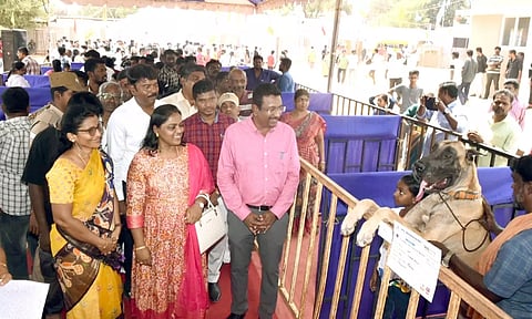 நாய்கள் கண்காட்சியை கலெக்டர் தினேஷ் பொன்ராஜ் ஆலிவர் தொடங்கி வைத்து பார்வையிட்டார்.