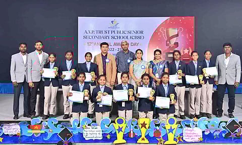  சிறந்து விளங்கிய மாணவர்களுக்குப் பரிசுகளையும் பாராட்டுச் சான்றிதழ்களையும் வழங்கிப் பாராட்டிய காட்சி.