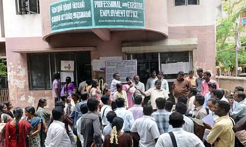 தமிழகத்தில் அரசு வேலைக்காக 67½ லட்சம் பேர் காத்திருப்பு