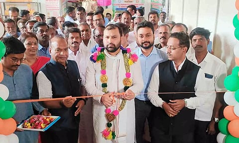 கண்காட்சியை காதி கிராம தொழில் ஆணைய தலைவர் மனோஜ்குமார் திறந்து வைத்த போது எடுத்த படம். அருகில் அதிகாரிகள் உள்ளனர்.