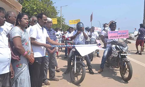 மோட்டார் சைக்கிள் பேரணியை ஐ.ஜி. சந்திரன் தொடங்கி வைத்த காட்சி.