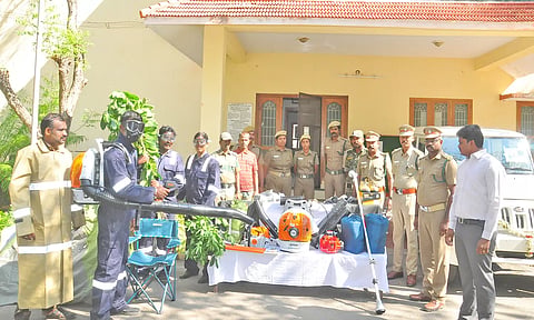 குமரி வனத்துறைக்கு ரூ.6 லட்சம் செலவில் தீயணைப்பு உபகரணங்கள் - மாவட்ட வன அதிகாரி வழங்கினார்