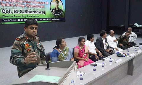 விழாவில் ராணுவ அதிகாரி பரத்வாஜ் பேசியபோது எடுத்தபடம்.