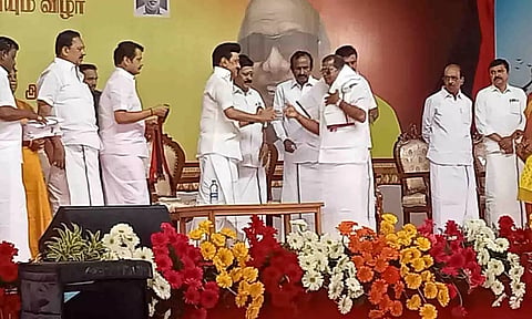 சாமளாபுரம் பேரூராட்சி தலைவர் தி.மு.க.வில் இணைந்த காட்சி.