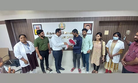 மனநலம் பாதிக்கப்பட்ட பீகார் என்ஜினீயரிங் மாணவர் மீட்கப்பட்டு உறவினர்களிடம் ஒப்படைப்பு- கலெக்டர் பூங்கொத்து கொடுத்து வழியனுப்பி வைத்தார்