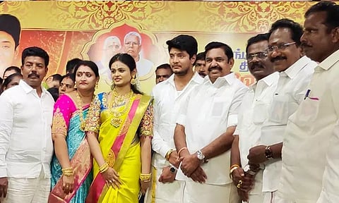 மணமக்களை முன்னாள் முதல்-அமைச்சர் எடப்பாடி பழனிசாமி வாழ்த்தினார். அருகில் முன்னாள் அமைச்சர் செல்லூர் ராஜூ, மணமகளின் தந்தையும், சிவகங்கை மாவட்ட ஊராட்சி குழுத்தலைவருமான பொன்மணி பாஸ்கரன் உள்ளார்.