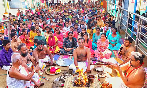 பிளஸ்-2 மாணவர்களுக்கு லட்சுமி ஹயக்ரீவர் யாக பூஜை நடைபெற்றதை படத்தில் காணலாம்.