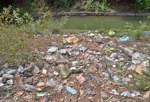 கோத்தகிரி-மேட்டுப்பாளையம் சாலையோரத்தில் மது பாட்டில்களை வீசி செல்லும் பயணிகள்