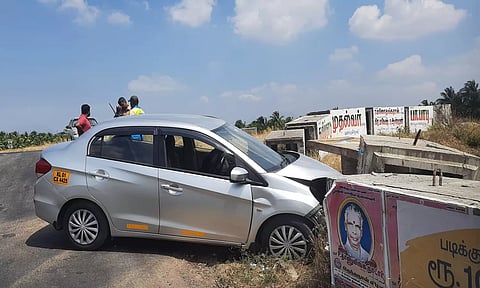 கொட்டாரம் அருகே தடுப்புச்சுவர் மீது மோதிய கார் - டிரைவர் படுகாயம்