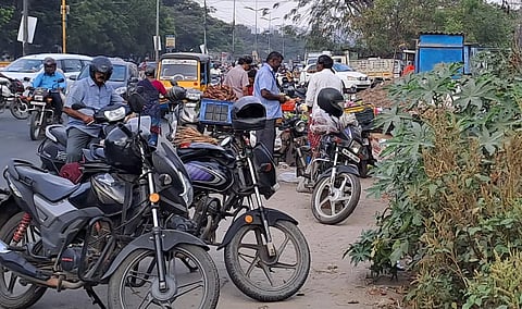 சிங்காநல்லூர் உழவர் சந்தையில் நடுரோட்டில் நிறுத்தப்படும் மோட்டார் சைக்கிள்கள்