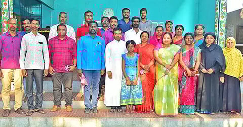 முன்னாள் மாணவர்கள் சந்திப்பு நிகழ்ச்சி நடந்தபோது எடுத்த படம்.