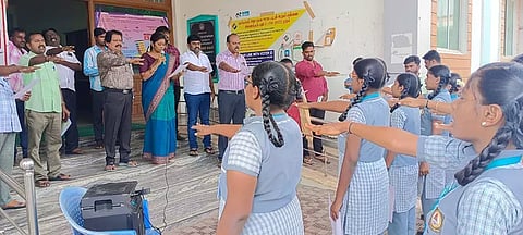 மாணவ-மாணவிகள் விழிப்புணர்வு உறுதிமொழி எடுத்துக்கொண்ட காட்சி.