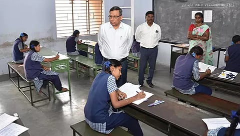 பிளஸ்-2 தேர்வு நடைபெறும் சேலம் அரசு கோட்டை மகளிர் மேல்நிலைப் பள்ளியில் கலெக்டர் கார்மேகம் ஆய்வு செய்த காட்சி.