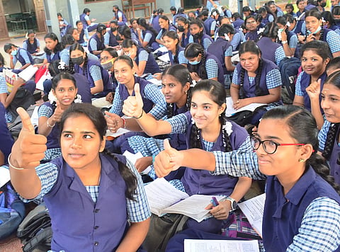 கோவையில் பிளஸ்-2 தேர்வை ஆர்வத்துடன் எழுதிய மாணவ- மாணவிகள்