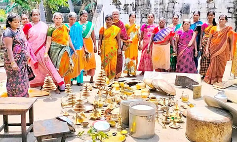 கோவிலில் உள்ள விளக்குகள், பாத்திரங்கள் சுத்தம் செய்யும் பணியில் ஈடுபட்ட தன்னார்வலர்கள்.