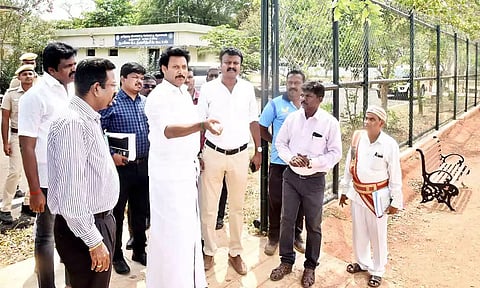 தஞ்சை அன்னை சத்யா விளையாட்டு அரங்கில் அமைச்சர் அன்பில் மகேஷ் பொய்யாமொழி ஆய்வு செய்தார்.