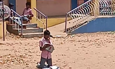 பள்ளி வளாகத்தில் உச்சி வெயிலில் முட்டி போட்டுள்ள மாணவன்.