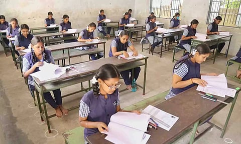 தமிழகம் முழுவதும் பிளஸ்-1 தேர்வு இன்று தொடங்கியது. திருப்பூர் ஜெய்வாபாய் பெண்கள் மேல்நிலைப்பள்ளியில் ஆர்வமுடன் தேர்வு எழுதிய மாணவிகளை படத்தில் காணலாம்.