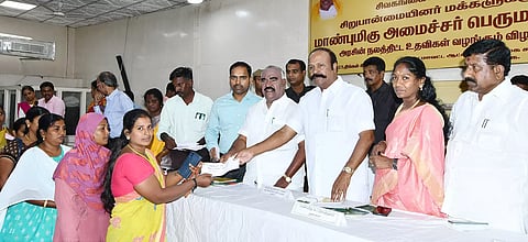 விழாவில் மகளிர் குழுக்களுக்கு கடனுதவிக்கான ஆணைகளை அமைச்சர்கள் பெரியகருப்பன், செஞ்சி மஸ்தான் ஆகியோர் வழங்கினர். அருகில் கலெக்டர் மதுசூதன்ரெட்டி, எம்.எல்.ஏ.க்கள் தமிழரசி, மாங்குடி உள்ளனர்.