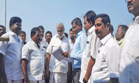 கன்னியாகுமரியில் அமைச்சர் ஐ.பெரியசாமி ஆய்வு செய்தபோது எடுத்தபடம். அருகில் மேயர் மகேஷ், கலெக்டர் ஸ்ரீதர் மற்றும் பலர் உள்ளனர்.