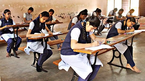 தமிழகம் முழுவதும் இன்று பிளஸ்-1 பொதுத்தேர்வு தொடங்கியது. மதுரை ஆர்.எம்.எஸ். சாலையில் உள்ள மதுரைக் கல்லூரி மேல்நிலைப்பள்ளி மையத்தில் தேர்வு எழுதிய மாணவிகளை படத்தில் காணலாம்