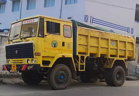 கழிவு மண் ஏற்றி சென்ற டிப்பர் லாரி சிறை பிடிப்பு