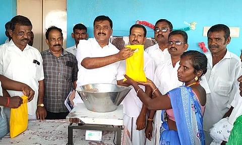 மார்க்கண்டேயன் எம்.எல்.ஏ., பொதுமக்களுக்கு ரேஷன் பொருட்களை வழங்கியபோது எடுத்த படம்.