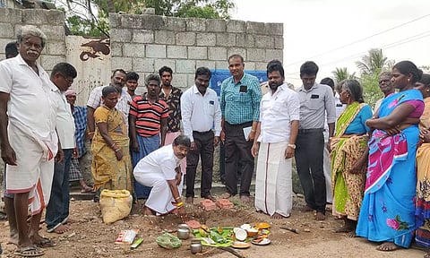 திட்டப்பணிகளுக்கு சண்முகையா எம்.எல்.ஏ. அடிக்கல் நாட்டியபோது எடுத்தபடம்.