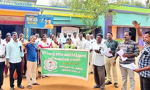 ஊரக வளர்ச்சித்துறை அலுவலர்கள் ஆர்ப்பாட்டத்தில் ஈடுபட்ட காட்சி. 