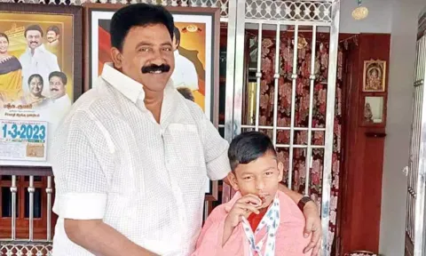 சீர்காழி ஒன்றியக்குழு தலைவர் மாணவனை பாராட்டி வாழ்த்தினார்.