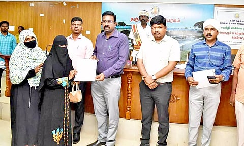 மாற்றுத்திறனாளிகளுக்கு மாதாந்திர உதவித்தொகை பெறுவதற்கான ஆணைகளை கலெக்டர் தினேஷ் பொன்ராஜ் ஆலிவர் வழங்கினார்.