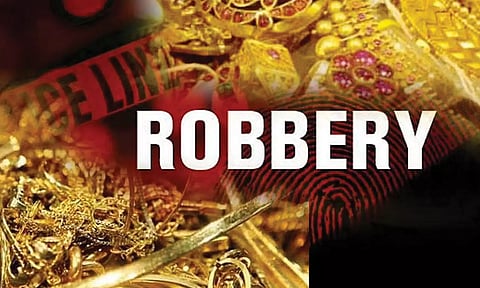 பெண் தொழில் அதிபர் வீட்டில் தங்க, வைர நகைகள் கொள்ளை- ரூ.4½ லட்சம் ரொக்க பணத்தையும் அள்ளி சென்றனர்