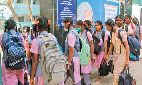 1 முதல் 9-ம் வகுப்பு வரை பள்ளி இறுதி தேர்வுகளை முன்கூட்டியே முடிக்க திட்டம்