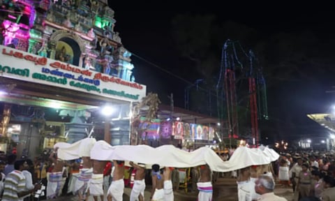உணவு பதார்த்தங்கள் வெள்ளை துணியால் மூடப்பட்டு கொண்டு செல்லப்பட்ட காட்சி.