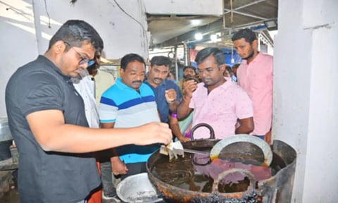 அண்ணா பஸ் நிலையத்தில் உள்ள கடை ஒன்றில் தின்பண்டங்கள் தயார் செய்ய வைக்கப்பட்டிருந்த எண்ைணயை மேயர் மகேஷ் ஆய்வு செய்த காட்சி.